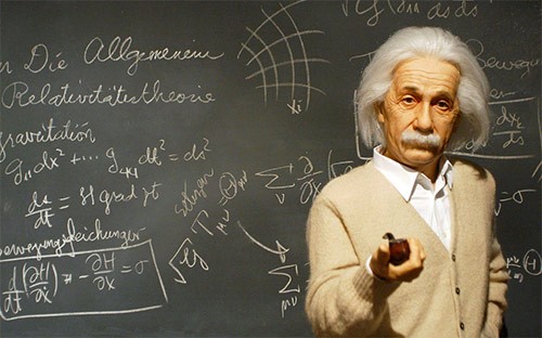 einstein devant un tableau noir